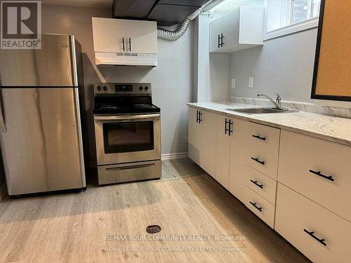 3237 Corry Crescent S, Niagara Falls, ON - Indoor Photo Showing Kitchen