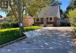 16 ROBERTSFIELD CRESCENT Toronto, ON M1R 2X2