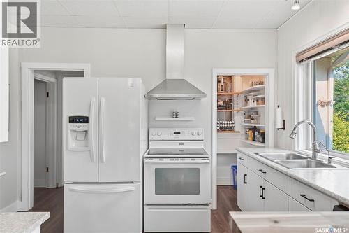 627 9Th Avenue N, Saskatoon, SK - Indoor Photo Showing Kitchen With Double Sink