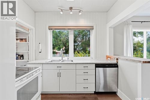 627 9Th Avenue N, Saskatoon, SK - Indoor Photo Showing Kitchen With Double Sink