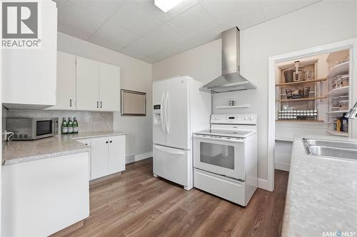 627 9Th Avenue N, Saskatoon, SK - Indoor Photo Showing Kitchen With Double Sink