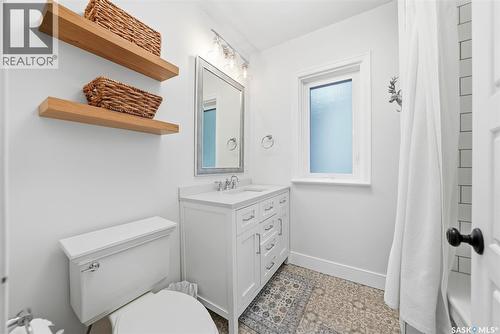 627 9Th Avenue N, Saskatoon, SK - Indoor Photo Showing Bathroom