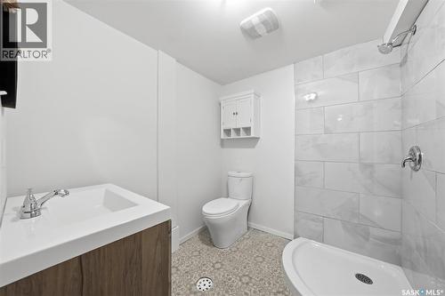 627 9Th Avenue N, Saskatoon, SK - Indoor Photo Showing Bathroom