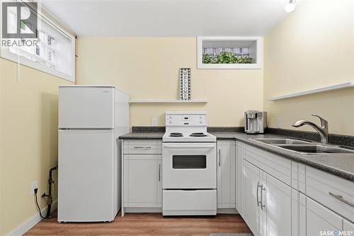 627 9Th Avenue N, Saskatoon, SK - Indoor Photo Showing Kitchen With Double Sink