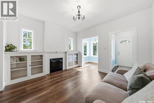 627 9Th Avenue N, Saskatoon, SK - Indoor Photo Showing Living Room With Fireplace