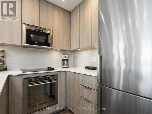1012 - 99 Eagle Rock Way, Vaughan, ON - Indoor Photo Showing Kitchen With Upgraded Kitchen