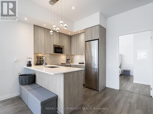 Breakfast Bar - 1012 - 99 Eagle Rock Way, Vaughan, ON - Indoor Photo Showing Kitchen With Upgraded Kitchen