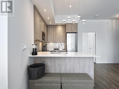 Pendant lighting - 1012 - 99 Eagle Rock Way, Vaughan, ON - Indoor Photo Showing Kitchen With Upgraded Kitchen