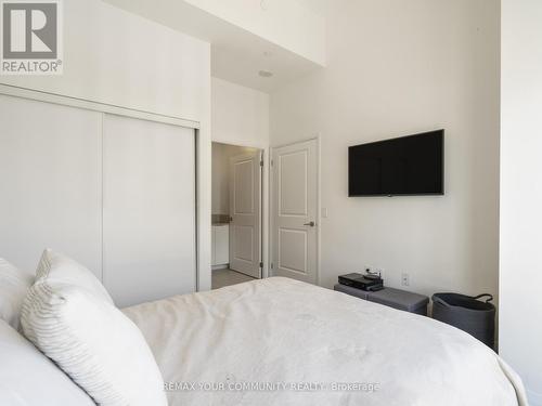 Double closets - 1012 - 99 Eagle Rock Way, Vaughan, ON - Indoor Photo Showing Bedroom