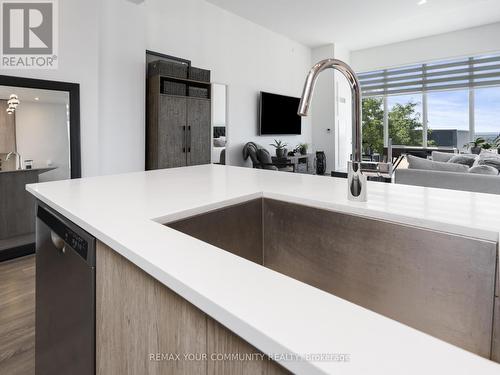 1012 - 99 Eagle Rock Way, Vaughan, ON - Indoor Photo Showing Kitchen
