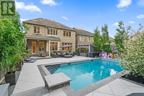 106 FOREST GROVE COURT  Aurora, ON L4G 3G4