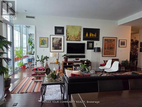 815 - 39 Queens Quay E, Toronto, ON - Indoor Photo Showing Living Room