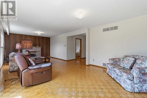17 Harris Crescent, Vaughan, ON - Indoor Photo Showing Living Room