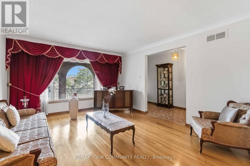 17 Harris Crescent, Vaughan, ON - Indoor Photo Showing Living Room
