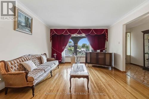 17 Harris Crescent, Vaughan, ON - Indoor Photo Showing Living Room