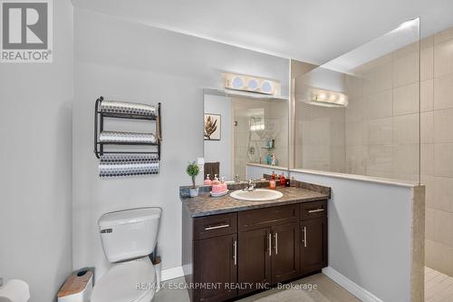 68 Garinger Crescent, Hamilton, ON - Indoor Photo Showing Bathroom