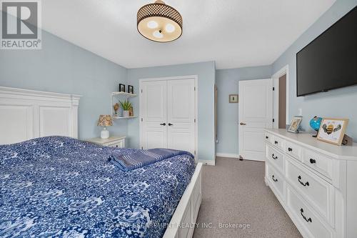 68 Garinger Crescent, Hamilton, ON - Indoor Photo Showing Bedroom
