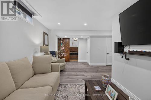 68 Garinger Crescent, Hamilton, ON - Indoor Photo Showing Living Room
