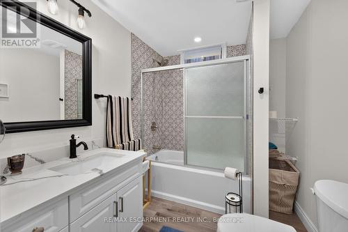 68 Garinger Crescent, Hamilton, ON - Indoor Photo Showing Bathroom