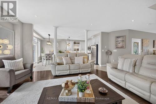 68 Garinger Crescent, Hamilton, ON - Indoor Photo Showing Living Room
