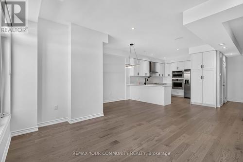 92 Holyrood Crescent, Vaughan, ON - Indoor Photo Showing Kitchen