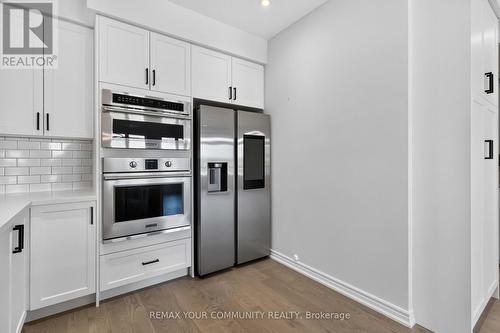 92 Holyrood Crescent, Vaughan, ON - Indoor Photo Showing Kitchen