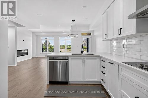 92 Holyrood Crescent, Vaughan, ON - Indoor Photo Showing Kitchen With Upgraded Kitchen