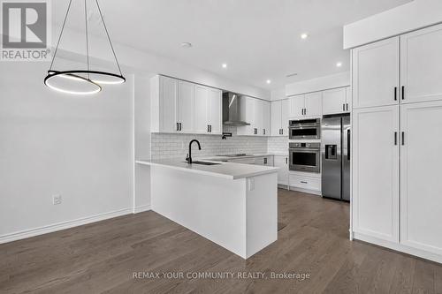 92 Holyrood Crescent, Vaughan, ON - Indoor Photo Showing Kitchen With Upgraded Kitchen