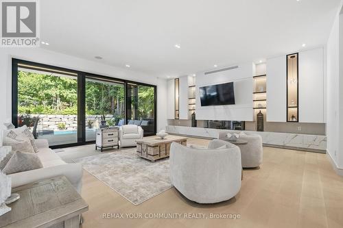 35 Riverside Boulevard, Vaughan, ON - Indoor Photo Showing Living Room