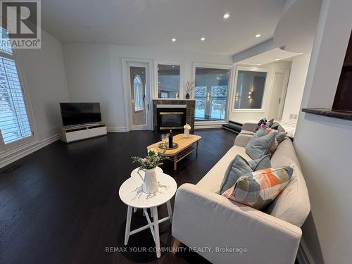 76 Silver Fox Place, Vaughan, ON - Indoor Photo Showing Living Room