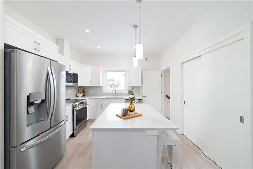 109 Ken Oblik Drive, Winnipeg, MB - Indoor Photo Showing Kitchen With Upgraded Kitchen