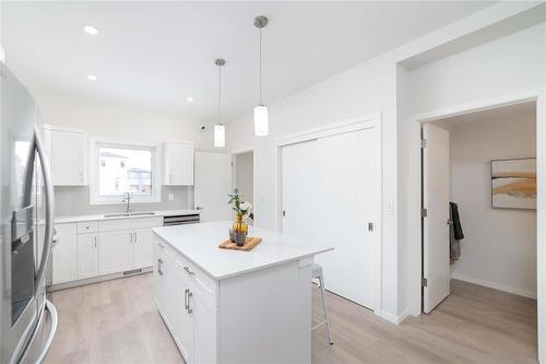 109 Ken Oblik Drive, Winnipeg, MB - Indoor Photo Showing Kitchen With Upgraded Kitchen