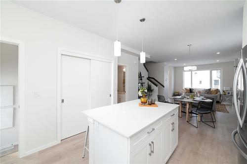 109 Ken Oblik Drive, Winnipeg, MB - Indoor Photo Showing Kitchen
