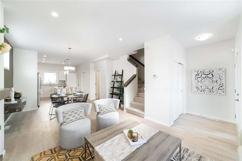 109 Ken Oblik Drive, Winnipeg, MB - Indoor Photo Showing Living Room
