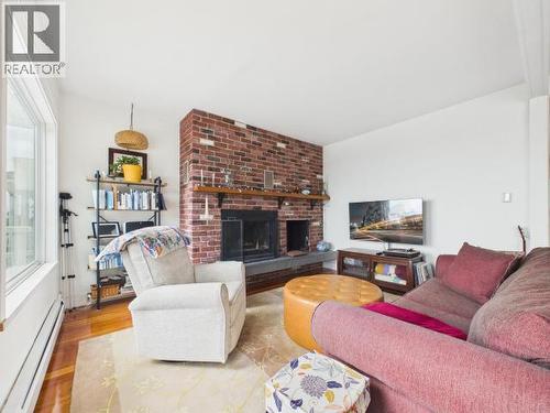5370 Laburnum Ave, Powell River, BC - Indoor Photo Showing Living Room With Fireplace