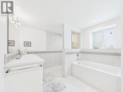 5370 Laburnum Ave, Powell River, BC - Indoor Photo Showing Bathroom