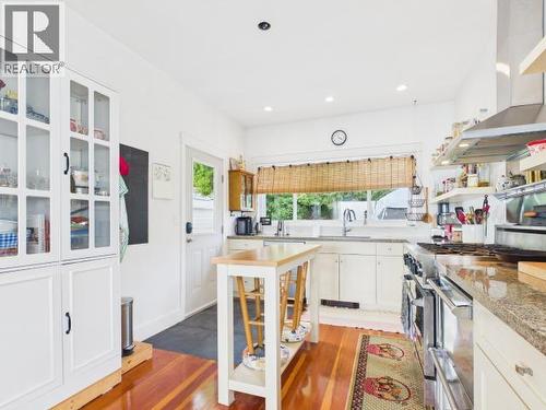 5370 Laburnum Ave, Powell River, BC - Indoor Photo Showing Kitchen