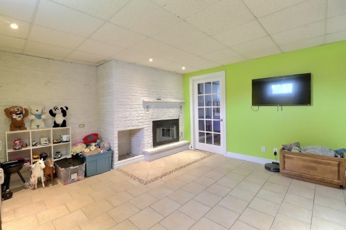 Salle familiale - 720 Route Du Lac O., Alma, QC - Indoor With Fireplace