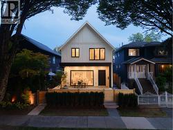 1 810 E 22ND AVENUE  Vancouver, BC V5V 1V7