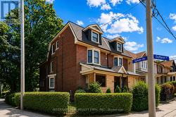 UPPER - 793 DUFFERIN STREET Toronto, ON M6H 3K8