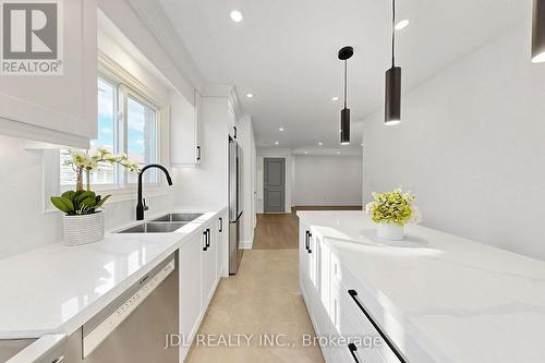 129 Appleby Crescent, Markham, ON - Indoor Photo Showing Kitchen With Double Sink With Upgraded Kitchen
