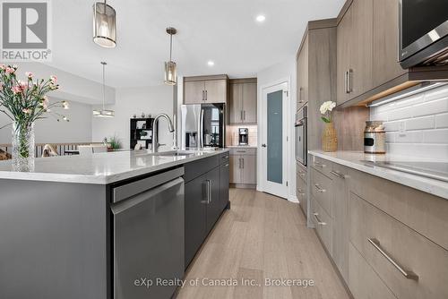 21 Evylean Court, St. Thomas, ON - Indoor Photo Showing Kitchen With Upgraded Kitchen