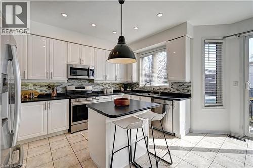222 Baldwin Drive, Cambridge, ON - Indoor Photo Showing Kitchen With Upgraded Kitchen