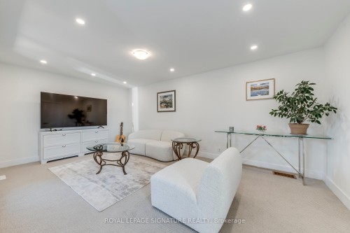 21 Kohn Lane, Markham, ON - Indoor Photo Showing Living Room