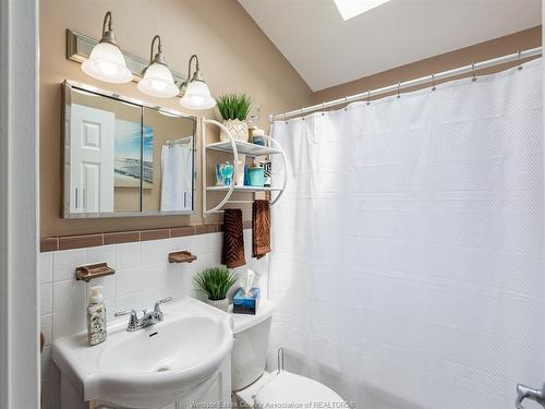 976 Watson, Windsor, ON - Indoor Photo Showing Bathroom