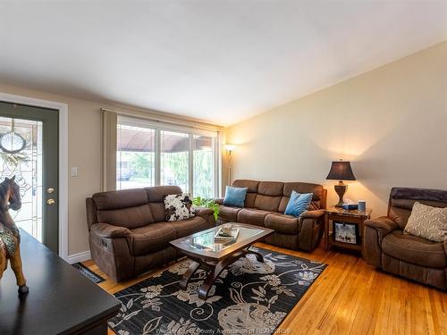 976 Watson, Windsor, ON - Indoor Photo Showing Living Room