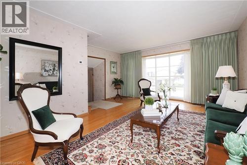 15 Gilmour Crescent, Kitchener, ON - Indoor Photo Showing Living Room