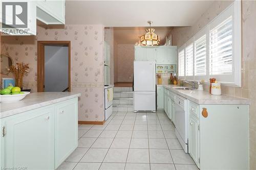 15 Gilmour Crescent, Kitchener, ON - Indoor Photo Showing Kitchen