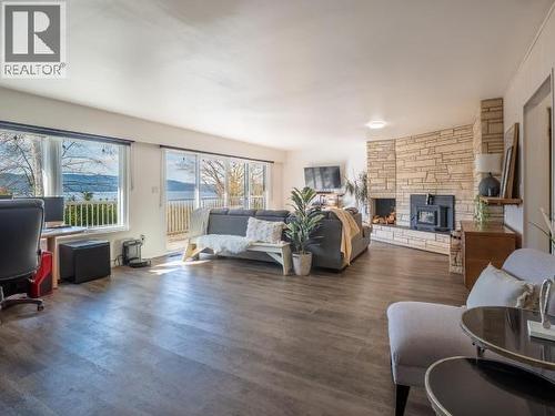 2277 Phillips Road, Powell River, BC - Indoor Photo Showing Living Room With Fireplace
