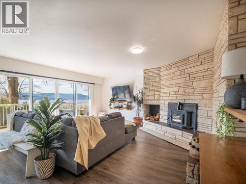 2277 Phillips Road, Powell River, BC - Indoor Photo Showing Living Room With Fireplace